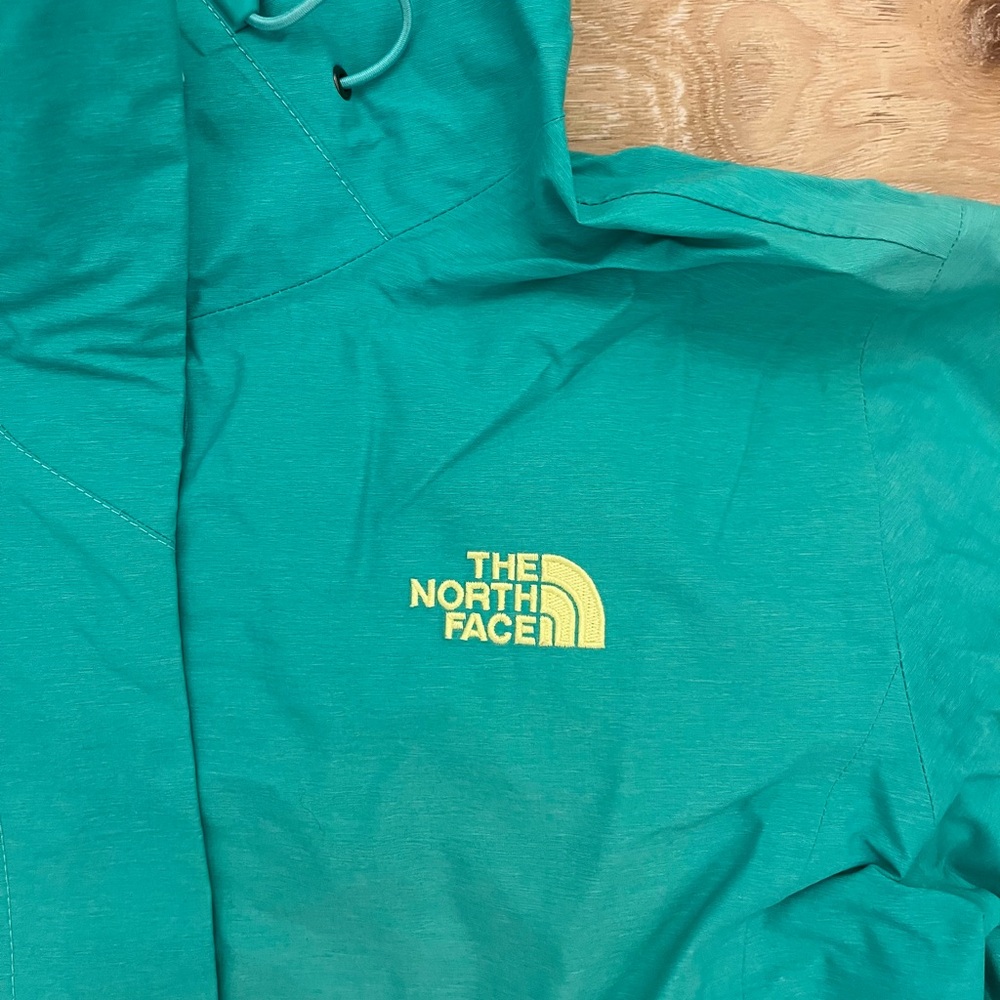 The North Face Women's Aqua Hooded Rain Jacket - Picture 2 of 9